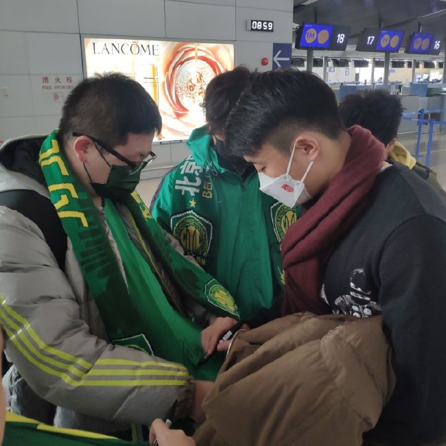 第29分钟，远藤航后场拿球被断威尔休斯直塞禁区爱德华拿球被范迪克身后放倒，裁判果断判罚点球，随后var提示威尔休斯犯规在先点球无效。